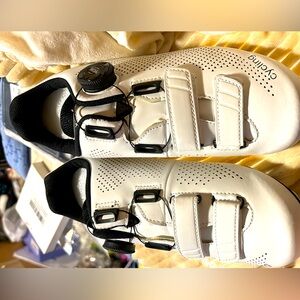 NEW Barerun Women's Indoor or road Cycling  White 7.5 Women 5.5 Men